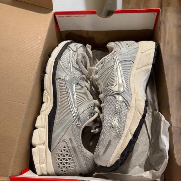 Nike Zoom Vomero 5 - Picture 2 of 5